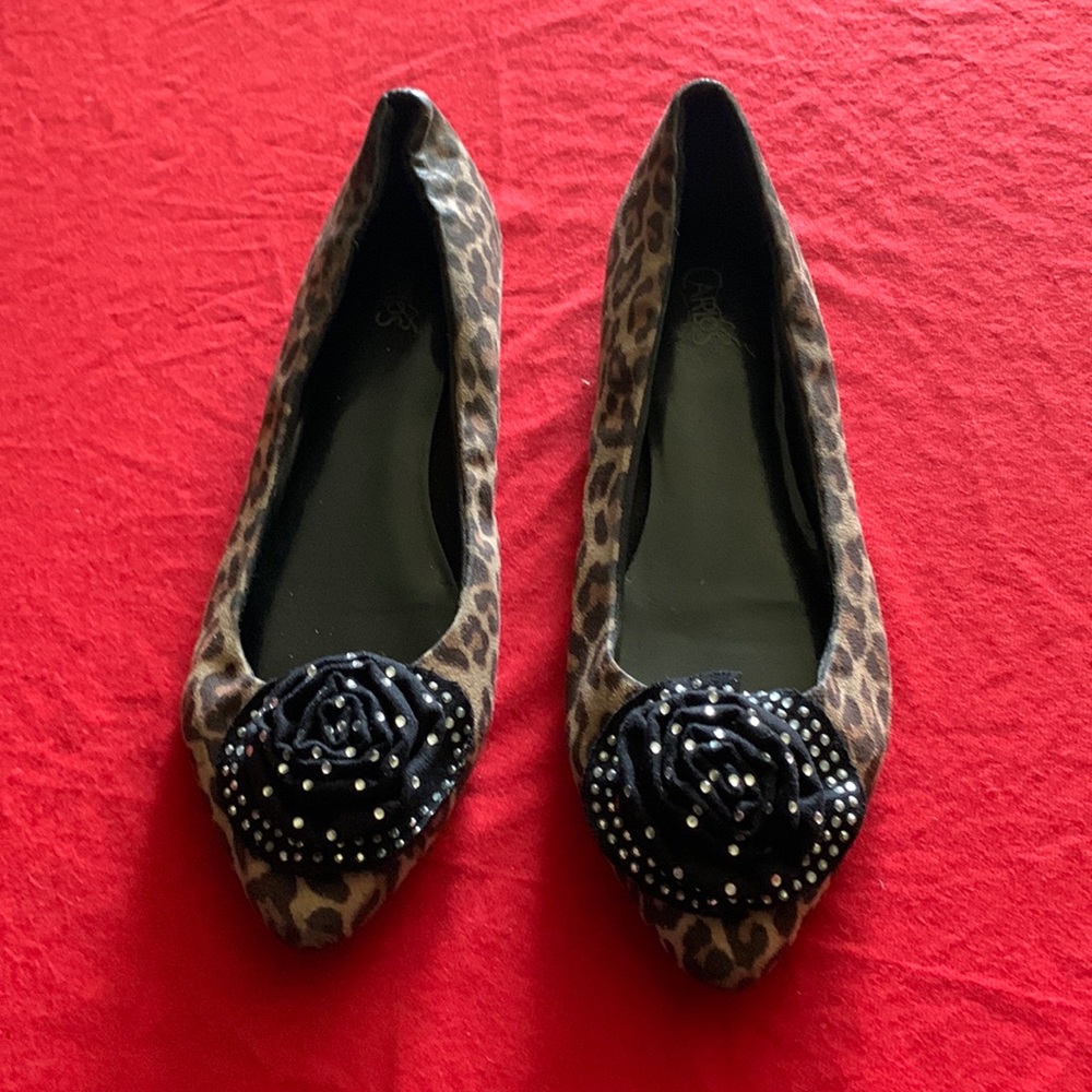 Carlos leopard fabric flats with black fabric bows on top w/ rhinestones sz 9.5
